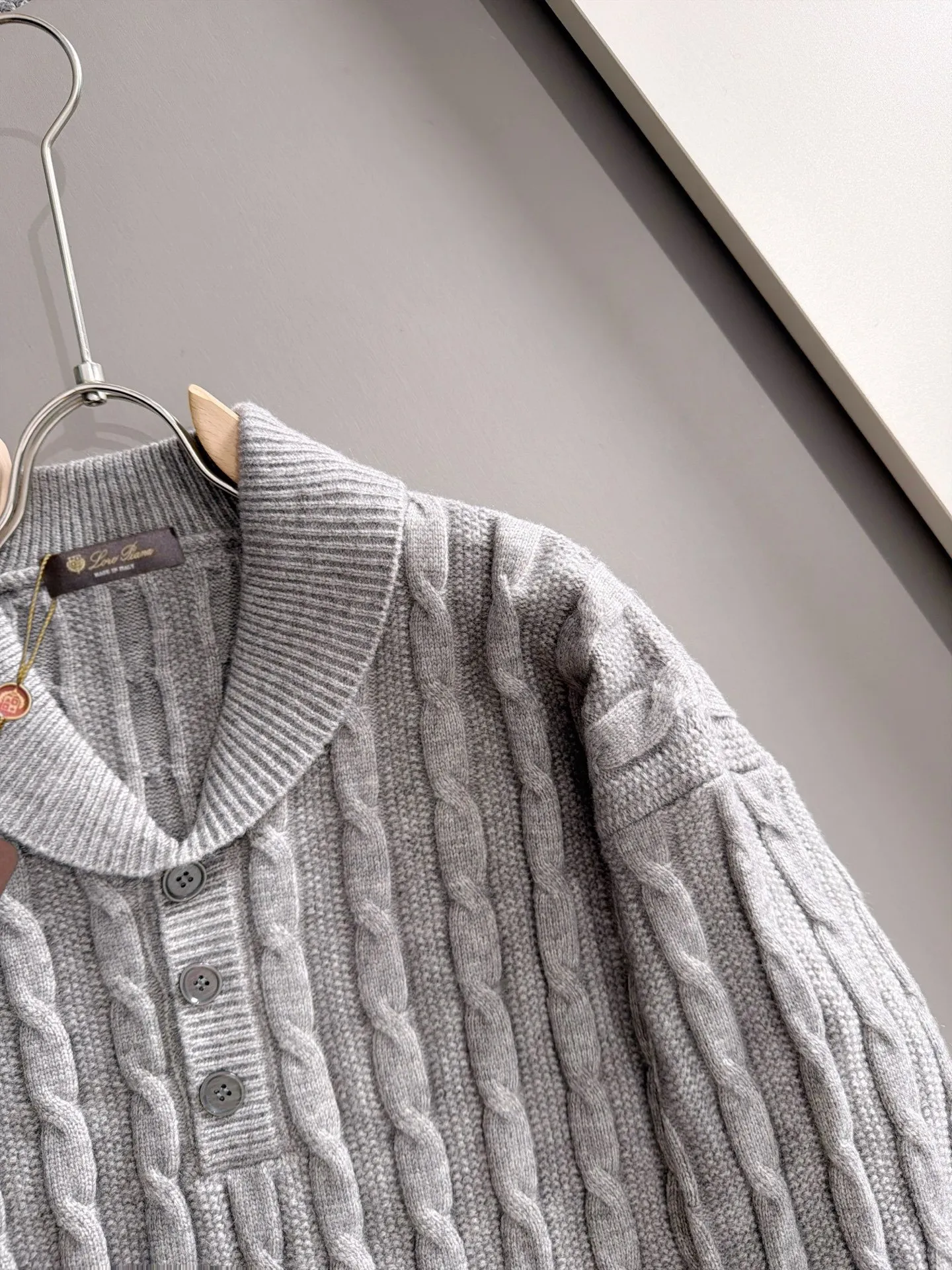 LP Loro Piana's latest sweaters from the official website for fall and winter 2026 are now on sale at the counter for Hot Sale! Specially made of wool blended fabric. It feels comfortable and can be directly in contact with the skin. The logo badge is exquisitely embroidered, which is extremely eye-catching! The details highlight the fashionable charm of big brands. Exquisite workmanship. Three-dimensional cutting style. The wearing effect is invincible and handsome! All three standards are complete! Sizes:M-3XL